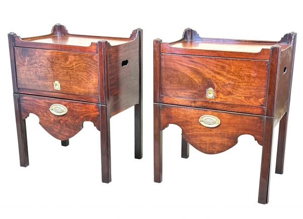 18th Century Georgian Mahogany Pair Of Bedside Night Tables